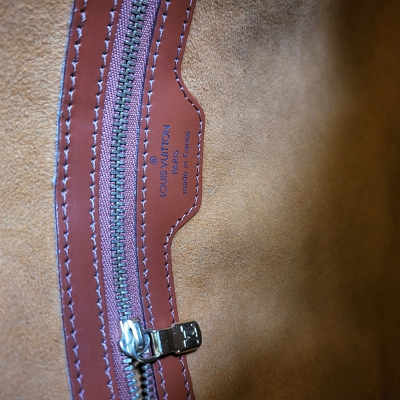 Louis Vuitton Lussac Epi Leather Shoulder Bag w/COA included - Picture 8 of 12